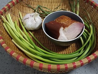 1、蒜苔炒腊肠,准备食材