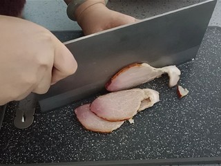 2、蒜苔炒腊肠,腊肉切片