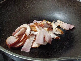 3、蒜苔炒腊肠,锅里倒入腊肉