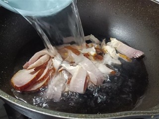4、蒜苔炒腊肠,加入清水，没过腊肉