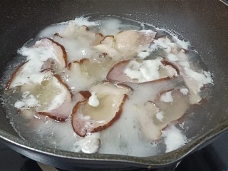 5、蒜苔炒腊肠,大火煮沸后转中火煮五分钟以上