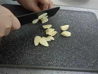 6、蒜苔炒腊肠,大蒜切片备用。