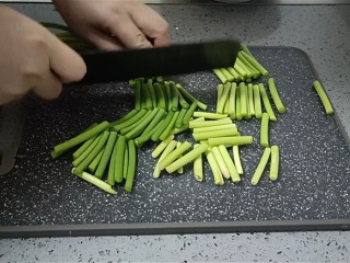 8、蒜苔炒腊肠,切成拇指长短