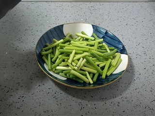 9、蒜苔炒腊肠,装盘备用