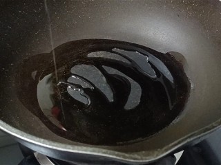 10、蒜苔炒腊肠,起锅烧油