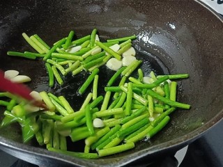 13、蒜苔炒腊肠,翻炒均匀