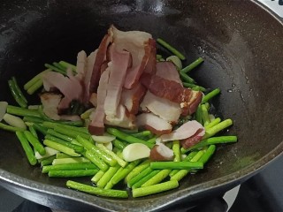 14、蒜苔炒腊肠,倒入煮熟的腊肉翻炒均匀
