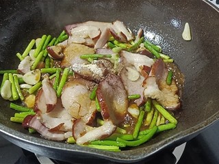 15、蒜苔炒腊肠,加入盐，鸡粉，五香粉，生抽调味