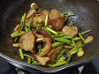 16、蒜苔炒腊肠,快速翻炒均匀即可出锅