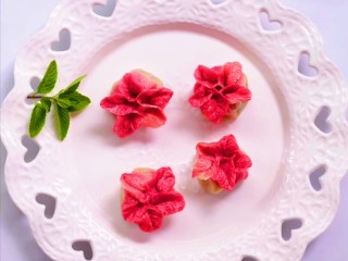 1、冬至美食+火龙果白菜蒸饺,花一样的饺子食欲大开。