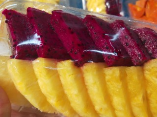 3、冬至美食+火龙果白菜蒸饺,只用半个，其他的切片直接吃了。