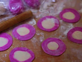 12、冬至美食+火龙果白菜蒸饺,中间白色面。