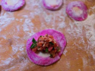 13、冬至美食+火龙果白菜蒸饺,放入馅料包饺子。