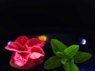 15、冬至美食+火龙果白菜蒸饺,上锅蒸15分钟即可。