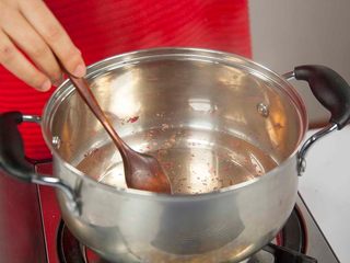 4、花茶玄饼,水煮沸后，立刻关火，马上倒入白凉粉搅拌融化