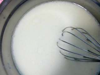 2、冰皮月饼#中秋食饼记#,牛奶、植物油、糖粉倒入盆中，充分搅拌均匀