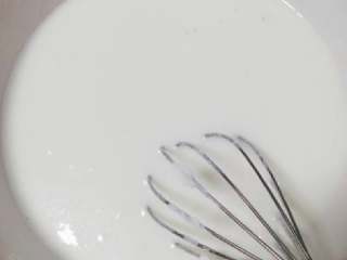 5、冰皮月饼#中秋食饼记#,把面糊充分搅拌匀均