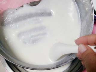 6、冰皮月饼#中秋食饼记#,把搅拌好的面糊过筛两遍备用，静置30分钟