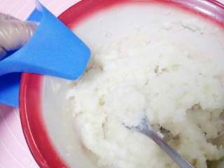 8、冰皮月饼#中秋食饼记#,蒸好的面糊趁热取出搅拌