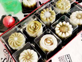 18、冰皮月饼#中秋食饼记#,这是绿皮和白皮混搭出来的效果，上面花造型用5克冰皮，下面部分就是15克啦