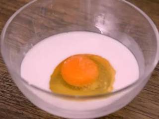 1、网红火山饭——在嘴里可以滚好几圈!,牛奶中打入鸡蛋，撒入少许盐，拌匀