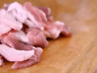 2、网红火山饭——在嘴里可以滚好几圈!,五花肉切片备用