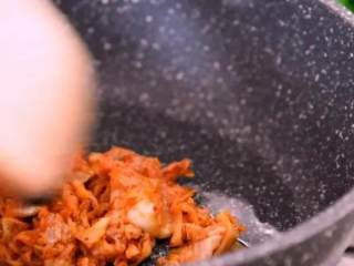 3、网红火山饭——在嘴里可以滚好几圈!,热油锅炒香辣白菜