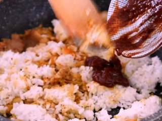 5、网红火山饭——在嘴里可以滚好几圈!,加入米饭、韩式辣酱炒匀