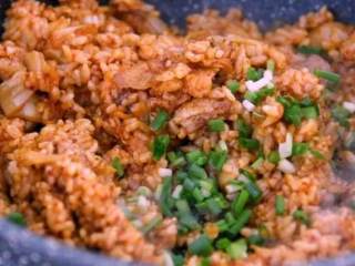 6、网红火山饭——在嘴里可以滚好几圈!,加入葱花，炒匀盛出