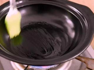 7、网红火山饭——在嘴里可以滚好几圈!,砂锅刷上一层底油，将米饭扣入