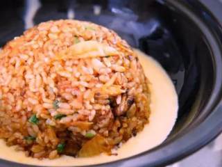 8、网红火山饭——在嘴里可以滚好几圈!,沿边倒入鸡蛋液，小火慢煎