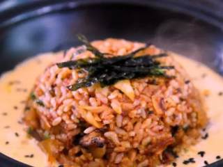 9、网红火山饭——在嘴里可以滚好几圈!,撒上芝麻、海苔即可