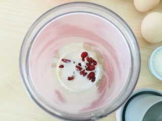 3、枸杞蛋糕,倒入牛奶。