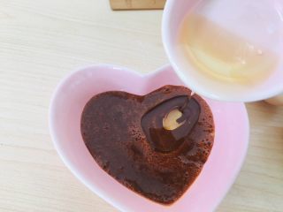 5、枸杞蛋糕,加玉米油混合搅拌均匀待用。