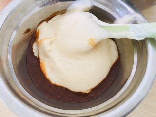 13、枸杞蛋糕,取一勺面糊到枸杞糊里。