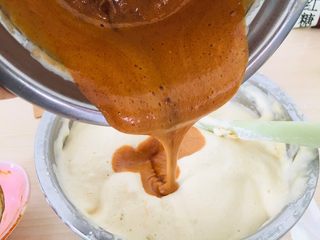 15、枸杞蛋糕,倒入剩余的面糊里。