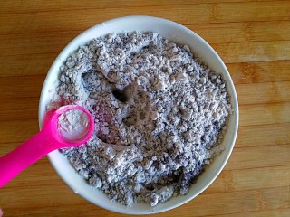 3、记忆的味道——全麦黑米桃酥,步骤2中加入苏打粉