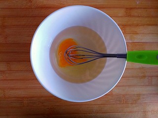 4、记忆的味道——全麦黑米桃酥,取一个大碗放玉米油，打入一个全蛋