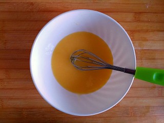 5、记忆的味道——全麦黑米桃酥,用手动打蛋器打至白糖完全融化