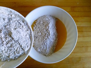 7、记忆的味道——全麦黑米桃酥,倒入混合好的面粉