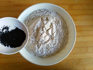 8、记忆的味道——全麦黑米桃酥,倒入黑芝麻