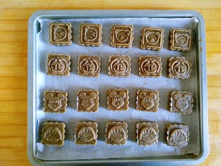 13、记忆的味道——全麦黑米桃酥,全部压好放入铺好油纸的烤盘