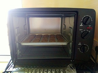 14、记忆的味道——全麦黑米桃酥,放入预热好的烤箱，中层180度28分钟