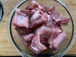 1、排骨烧芋头,准备排骨