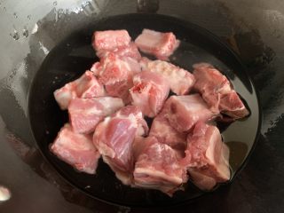 2、排骨烧芋头,冷水下锅