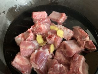 3、排骨烧芋头,加入姜片