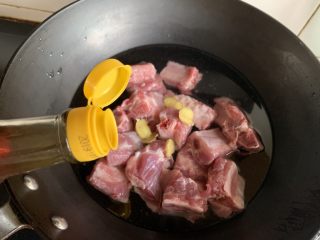 4、排骨烧芋头,少许料酒,大火煮开