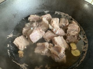 5、排骨烧芋头,杂质都煮出来了
