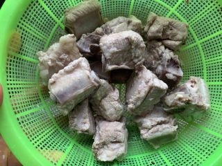 6、排骨烧芋头,捞出来冲洗干净