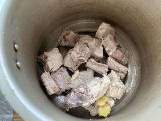 7、排骨烧芋头,倒进高压锅